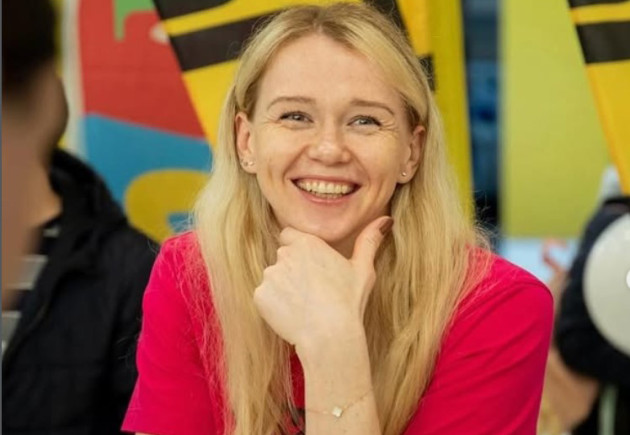 Kseniia Makeeva vine la Corona
