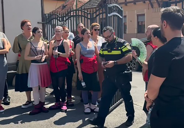 Război total la Opera Braşov. Directorul a fost scos din instituţie de Poliţie. Angajaţii l-au „petrecut” până la maşina echipajului care i-a venit în ajutor şi i-au „urat” să nu se mai întoarcă, pe fundalul scandărilor cu „Demisia!”