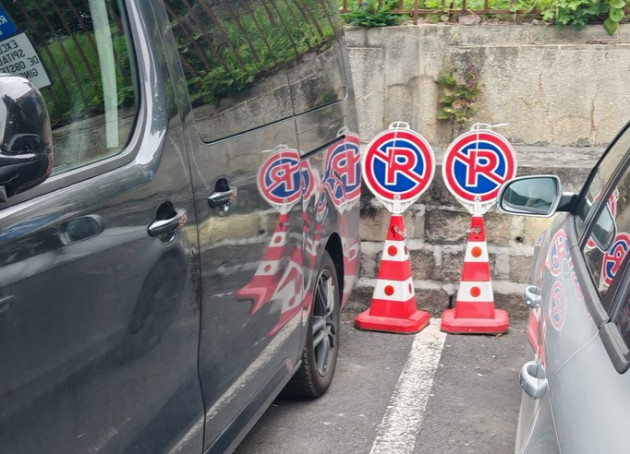 „Obstacolele” din parcările Brașovului, ridicate cu Poliția Locală. Acum „gratis”, a doua oară cu 1.000 de lei pe bucată 