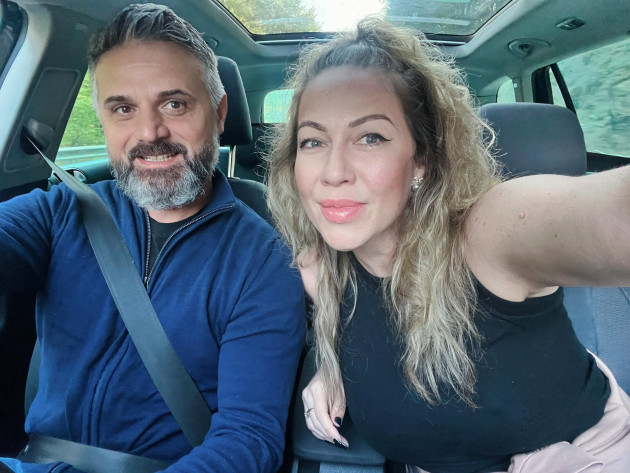 „Dumnezeu mi-a protejat băiatul”: S-au mutat din Londra la Braşov, după o experienţă de groază 
