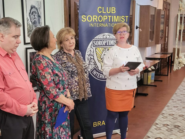 Prin ochii femeilor: soroptimistele expun la Braşov