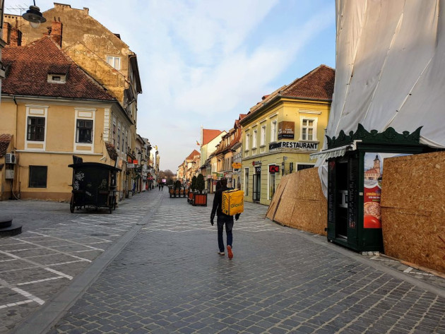Livratorii de mâncare ar putea fi obligaţi să facă cursuri de igienă