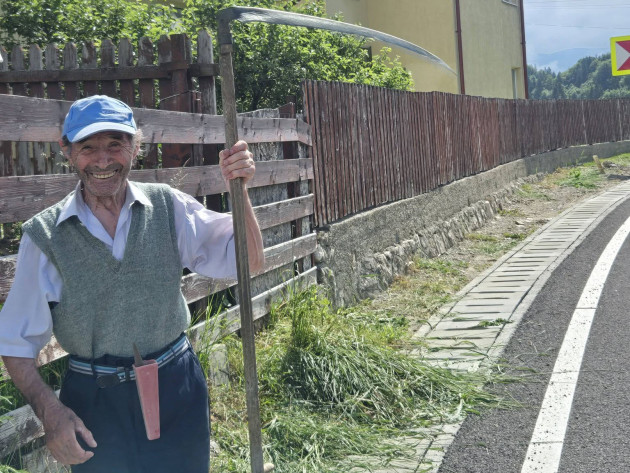 Domnul Fota, exemplul de la Fundata pentru fiecare cetăţean. La 93 de ani, el face lună în faţa casei: „Ţine de educaţia noastră”