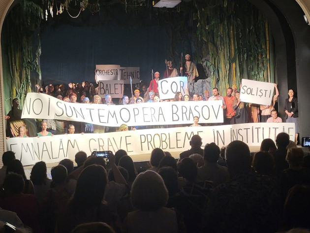 Opera ia locul Teatrului. Spectacol încheiat sâmbătă seara în cheia... protestului 