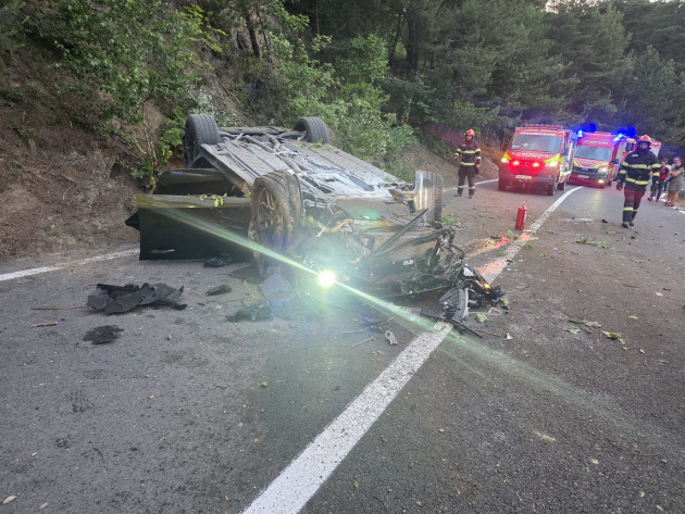 „Bulina galbenă”, accident pe drumul către Poiana Braşov. Şoferul de 18 ani din Dâmbăviţa a spierdut controlul maşinii într-o curbă, 4 persoane au ajuns la spital