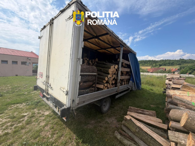 Tras pe dreapta, a rămas fără maşina plină de lemne