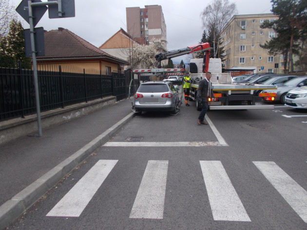 De azi, se va întâmpla mai repede: Poliţia Locală va ridica fără „intermediari” maşinile de pe străzile Braşovului