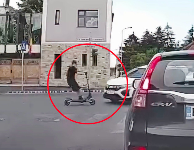 16 ani, pe trotinetă, doborât în intersecţie. De vină a fost şoferul