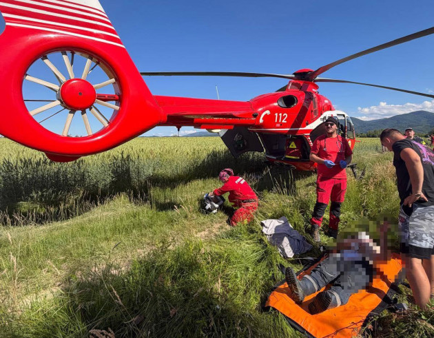 Bărbat atacat de urs pe DJ104A. A fost adus cu elicopterul la Braşov, cu capul şi abdomenul sfâşiat