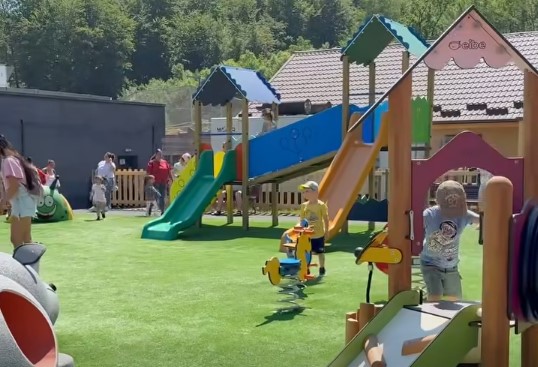Noi facilități la Grădina Zoologică, pentru copii din Brașov. Ei au la dispoziție un loc de joacă modern
