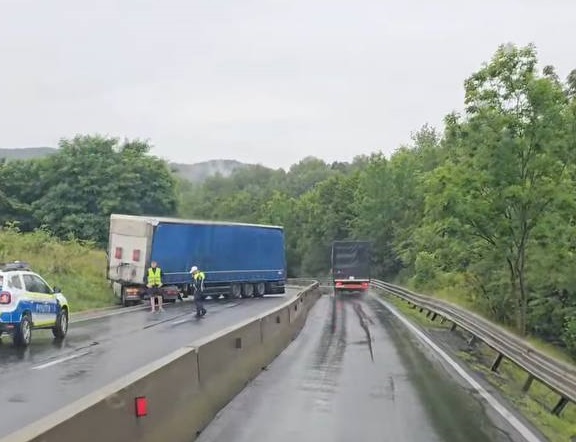 TIR ajuns „barieră” pe DN 1