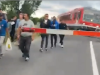 Pot să spună că și-au văzut moartea cu ochii. Blocați pe calea ferată, trenul venea spre ei