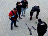 Luat pe sus de mascați: ținea un mic „arsenal” în casă