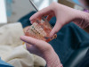Aparat dentar metalic, ceramic sau invizibil: ghid pentru părinți
