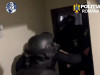 Prins cu 300 de grame de canabis în casă și 9 livrări în curs