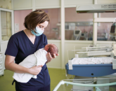 „Ca să fii un medic bun, trebuie să înţelegi bebeluşii la nivel subtil”