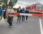Pot să spună că și-au văzut moartea cu ochii. Blocați pe calea ferată, trenul venea spre ei