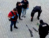Luat pe sus de mascați: ținea un mic „arsenal” în casă