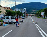 I-a murit sub ochi fratele geamăn. Un microbuz de la Transbus Codreanu a schimbat brusc direcţia de mers, doborând motocicleta pe care se aflau cei doi