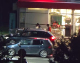 Deschis non-stop, manele cu acompaniament. Fief de petrecăreți în miez de noapte, într-un cartier din Brașov