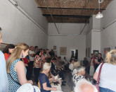 O galerie prea mică, pentru un public atât de numeros. Cum a fost la expoziţia „Aurelia Stoie Mărginean - Portretul unui oraş, Braşov”