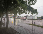 „Potop” peste Brașov. 16 case inundate, copaci căzuți, mașini blocate în străzile inundate de apă