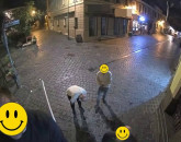 Ce fac străinii, în vacanţă prin Braşov: lipesc noaptea autocolante pe stâlpi. Cei prinşi, scapă cu „vorba bună”