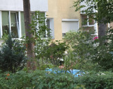 O „doamnă” deloc pudică: Şi-a pus piscina în faţa blocului şi a dat lumii „subiect de ocară”