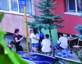 Terasa de sub nasul vecinului, se înmulţesc reclamaţiile în Braşov: unii spun că e soluţia la criză, alţii cheamă Poliţia