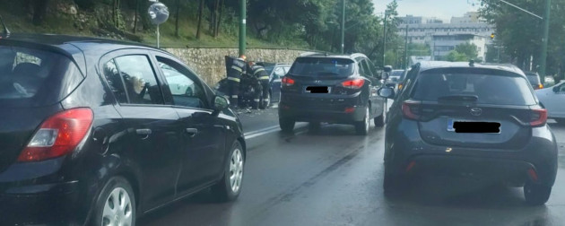 Maşină intrată în stâlp, pe strada Carpaţilor din Braşov