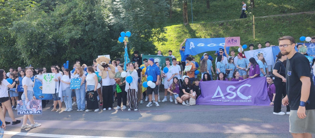 Ziua „UNI” la Brașov: peste 200 de studenți în paradă, pe străzile orașului