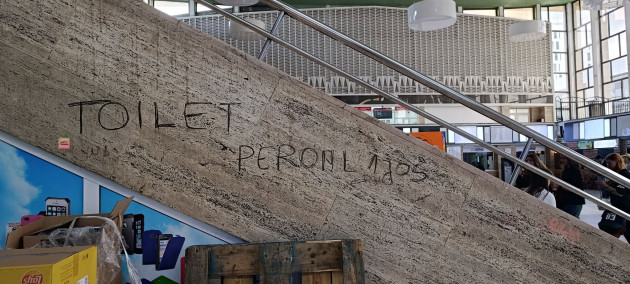 S-a putut... şi mai rău. Cum ne face de râs iar Gara Braşov