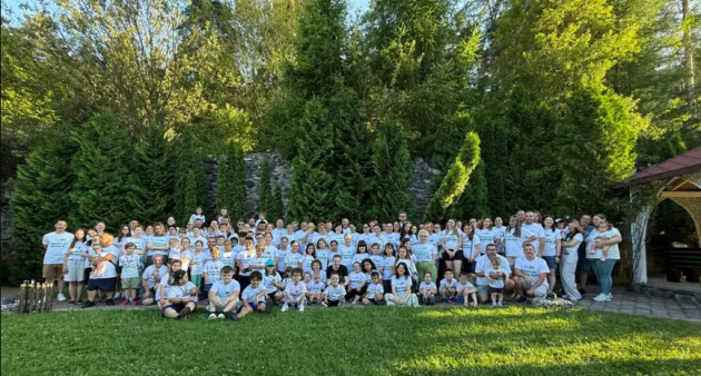 Au dat statul în judecată pentru dreptul de a creşte.  Povestea „Oamenilor Mici” care se adună, an de an, la Săcele 