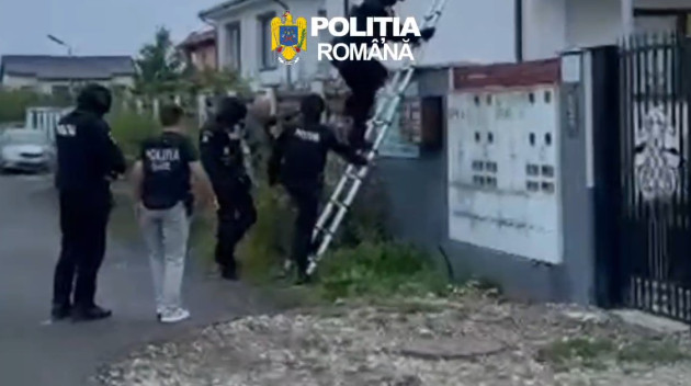 Schemă de 1 milion de euro: cumperi firmă, pui patron un boschetar şi te apuci de cumpărături