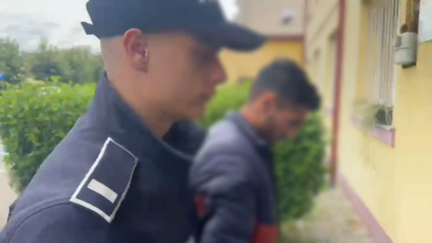 Intra peste oameni în casă, prins după ce a tâlhărit o tânără la podul Sânpetru - Brașov