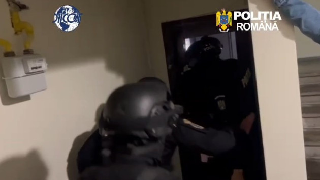 Prins cu 300 de grame de canabis în casă și 9 livrări în curs