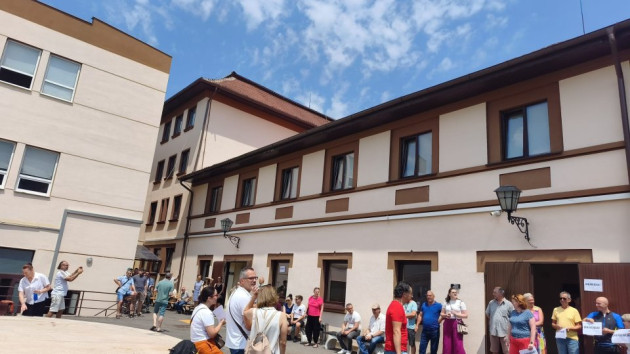 „Până vom fi auziţi”. La Opera Braşov, angajaţii au strigat iar demisia directorului