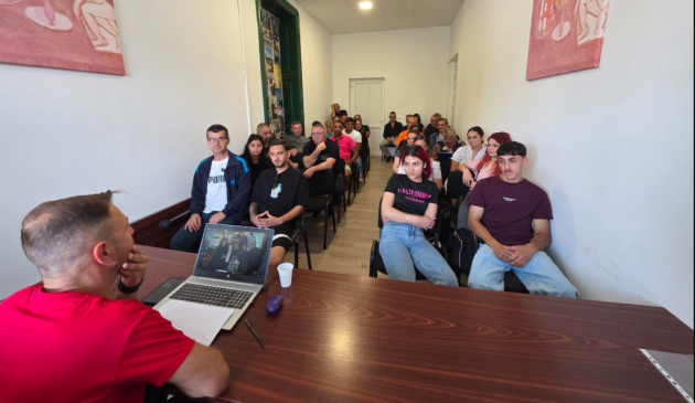 „Fără ură”, cu 94.500 de lei: 200 de tineri romi din Făgăraș, Șinca, Lisa, Șoarș, Racoș, Tărlungeni și Ormeniș vor învăța să se protejeze în online de denigrările care îi vizează tot mai des