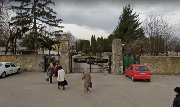 Casa mortuară de la Cimitirul Municipal Braşov, prea mică pentru numărul de ceremonii. Sunt şi zile cu 4 priveghiuri simultane