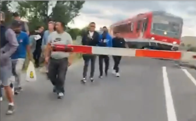 Pot să spună că și-au văzut moartea cu ochii. Blocați pe calea ferată, trenul venea spre ei