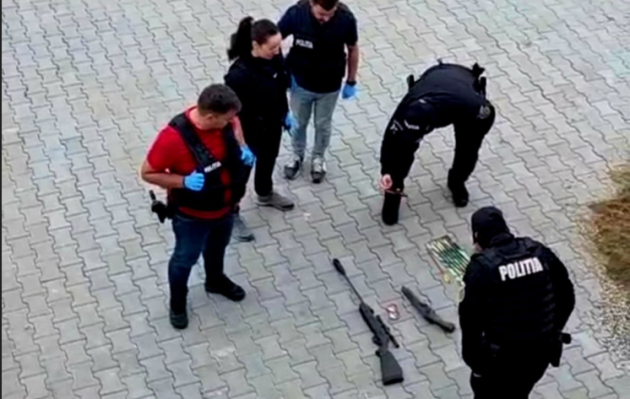 Luat pe sus de mascați: ținea un mic „arsenal” în casă