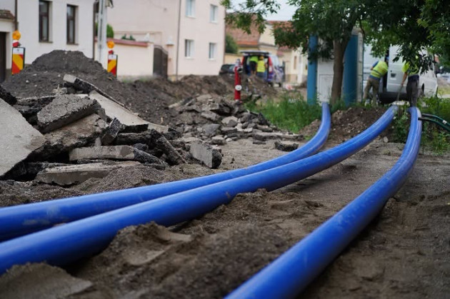 Trei străzi din Sânpetru, fără apă timp de mai multe ore. Echipele Companiei Apa Brașov au intervenit pentru a remedia avaria  