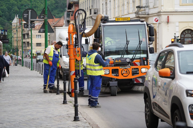 Utilajul special al Companiei Apa acţionează în Centrul istoric al Braşovului 