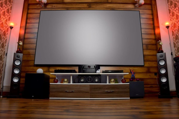 De ce un soundbar cu sunet calibrat pentru spațiul tău interior schimbă complet felul în care te uiți la filme acasă?
