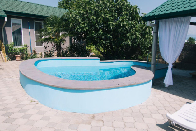 Secretul unei piscine supraterane cu apă limpede toată vara