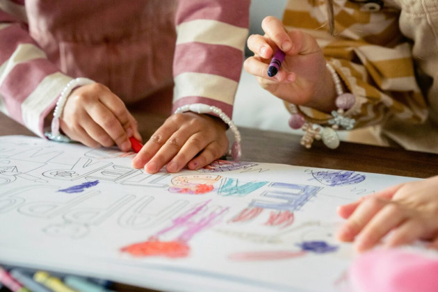1.000 de lei/lună pentru studenţi care vor să se formeze ca educatori pentru copiii din medii defavorizate