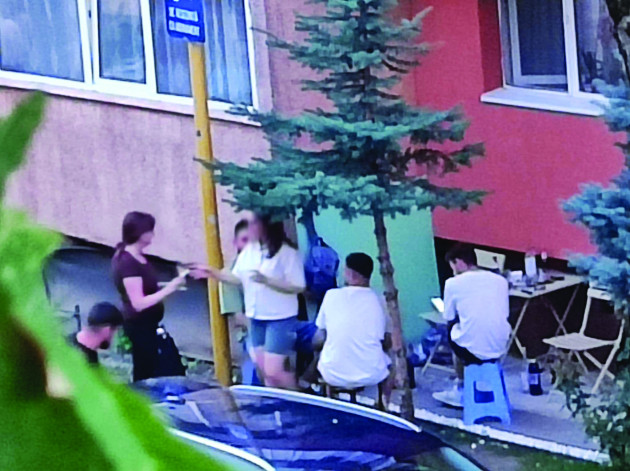 Terasa de sub nasul vecinului, se înmulţesc reclamaţiile în Braşov: unii spun că e soluţia la criză, alţii cheamă Poliţia