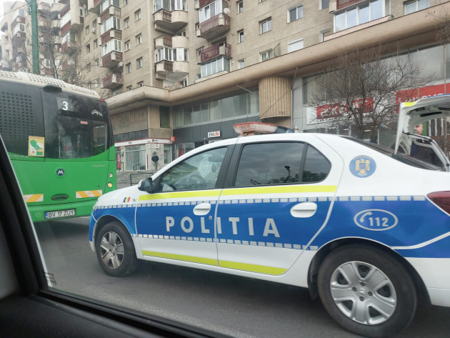 Trei necunoscuţi l-au băgat în spital