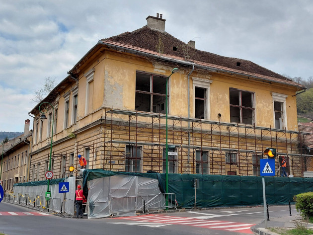 Contaminat 97%: Lemnul din ruinele fostului Spital Dermato din centrul Braşovului, focar de infecţie