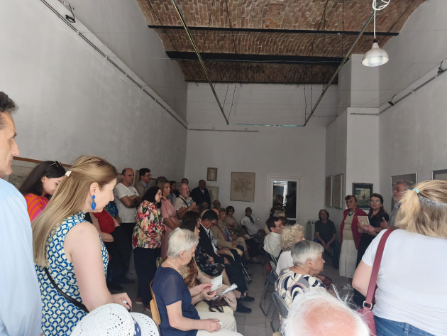 O galerie prea mică, pentru un public atât de numeros. Cum a fost la expoziţia „Aurelia Stoie Mărginean - Portretul unui oraş, Braşov”